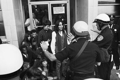 Joan Baez en una protesta contra la Guerra de Vietnam (1967)

El 16 de octubre de 1967 se organizaron de forma simultánea unas 30 manifestaciones por todo EEUU para protestar contra la guerra de Vietnam. En la de Oakland, California, estuvo presente la artista Joan Baez, que participó en una sentada frente a una oficina de reclutamiento delas Fuerzas Armadas junto a otras 200 personas. La cantante y activista acabó arrestada y pasaría un mes en prisión por esta protesta.