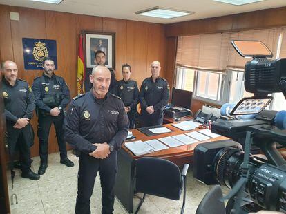 En primer término, José Antonio Moreno, el policía nacional que condujo solo contra la línea de tiro para salvar vidas en Argamasilla.