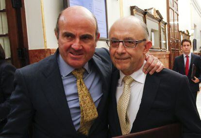 Los ministros de Econom&iacute;a, Luis de Guindos, y Hacienda, Crist&oacute;bal Montoro, el pasado octubre en los pasillos del Congreso.