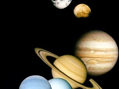 Los planetas Mercurio, Venus, la Tierra (a su derecha su satélite, la Luna), Marte, Júpiter, Saturno, Urano y Neptuno, en una composición de fotos tomadas por ondas espaciales.
