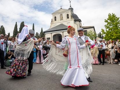 Varios chulapos bailan junto a la ermita de San Isidro, este lunes.