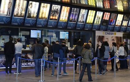 Cues en un cinema de Madrid.