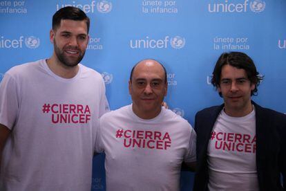 Felipe Reyes y Eduardo Noriega junto a Javier Martos, director ejecutivo del comité español de Unicef.