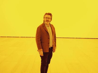 Olafur Eliasson posa para ICON DESIGN dentro de su obra 'Habitación para un color' ('Room For One Color'), de 1997, en el Guggenheim de Bilbao.