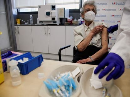 Una mujer se vacuna de la gripe y de la tercera dosis de la covid el lunes 25 de octubre en Madrid.
