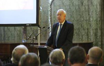 El ministro español de Asuntos Exteriores, José Manuel García-Margallo, pronuncia un discurso durante la presentación de la "Marca España" en la embajada española, en París, Francia, el 17 de septiembre del 2013.