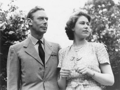 Jorge VI posa con su hija, la princesa Isabel.