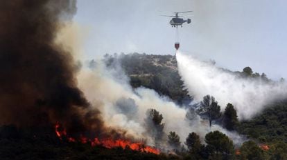 Un helicóptero lanza agua para apagar el incendio en Pinet, el 7 de agosto.