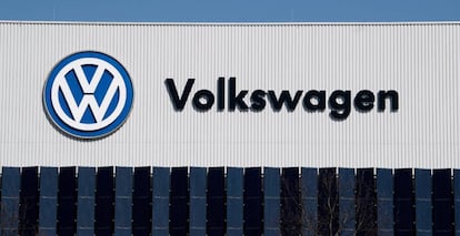 Logo de Volkswagen en una de sus instalaciones.