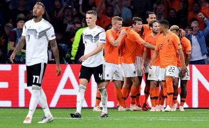 Los jugadores holandese celebran el 3-0 ante los desolados Boateng y Ginter