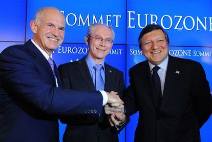Desde la izquierda, el primer ministro griego, George A. Papandreou; el presidente del Consejo Europeo, Van Rompuy, y el presidente de la Comisión Europea Jose Manuel Durao Barroso, tras el acuerdo sobre el nuevo rescate griego alcanzado por la eurozona.