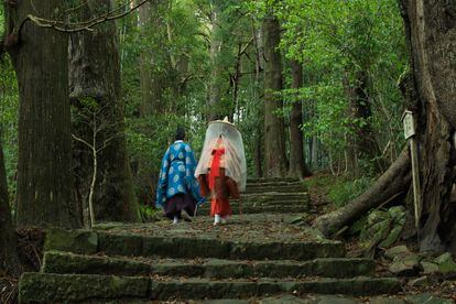Dos mujeres japonesas en el Camino de Kumano (Kumano Kodo) un antiguo camino de peregrinación en la prefectura de Wakayama.