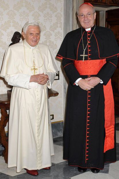 El Papa, Benedicto XVI, junto al cardenal Christoph Schoenborn, a quien ha recibido hoy en El Vaticano.