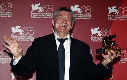 Aleksander Sokurov, con el León de Oro que le acredita como ganador de la 68ª Mostra de Cine de Venecia.