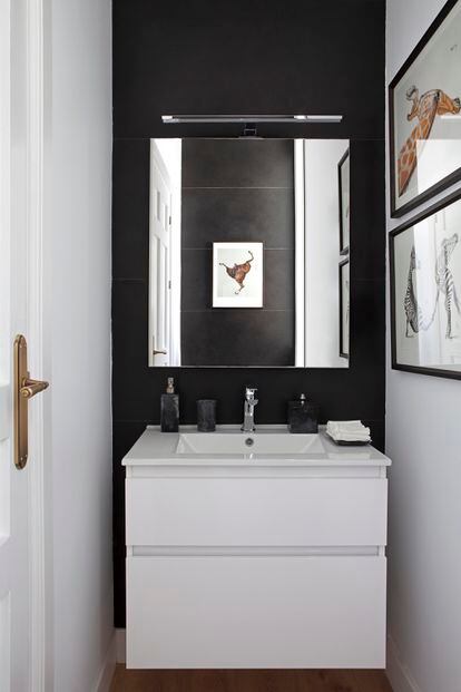 Detail of one of the bathrooms in the house, with simplicity and black and white as hallmarks.  On the walls, works by the artist Rupert Shrive.