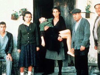 Alfredo Landa y Terele Pávez entre otros en una escena de la película Los santos inocentes de Mario Camus emitida por Canal.