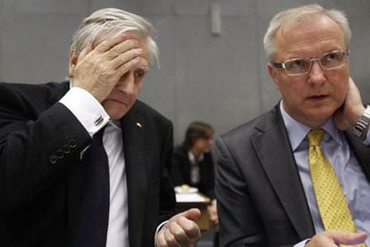 Trichet (izquierda) junto al comisario Rehn al inicio de la reunión de ministros de Economía de la UE, ayer en Luxemburgo.