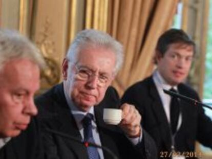 El expresidente del Gobierno, Felipe Gonz&aacute;les, el ex primer ministro de Italia, Mario Monti, y el presidente del Instituto Berggruen, Nicolas Berggruen, durante la primera jornada del Consejo para el futuro de Europa celebrado en Madrid.