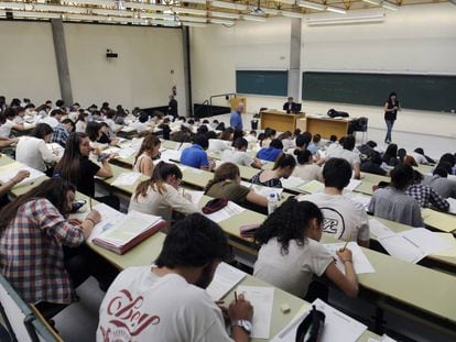 Alumnos de segundo de Bachillerato, en la prueba de Selectividad en Oviedo.