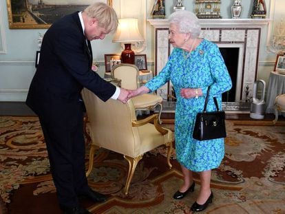 Isabel II recibe al primer ministro, Boris Johnson, en el palacio de Buckingham.