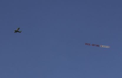 Incluso desde el cielo le dan las gracias a Totti. 