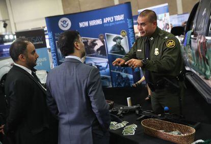 Un reclutador de la Policía de Fronteras, en la feria sobre seguridad de San Antonio.