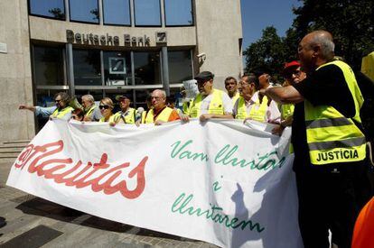 Los 'yayoflautas' a su paso por el Deutsche Bank, tras ocupar la sede del consulado alemán