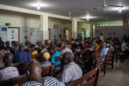 Más de un centenar de hombres se presentan la primera mañana en el centro de la Orden Hospitalaria de San Juan de Dios, en Monrovia. La necesidad de comenzar ese mismo día las cirugías obliga a continuar las consultas durante la semana.
