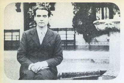 Federico García Lorca, en la plaza de los Olmos en los años treinta.