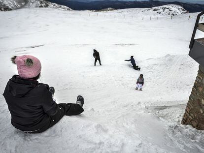 04/12/2021 Miembros de una familia juegan en la nieve en la estación de la Molina /Toni Ferragut