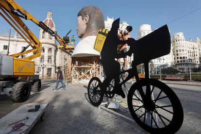 Los artistas falleros siguen ultimando la 'plantà' de los monumentos repartidos por toda Valencia, que deberán estar listos antes del próximo miércoles.