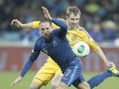 Ribéry pugna por el balón con Kucher