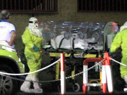 La auxiliar infectada por ébola es trasladada al hospital Carlos III de Madrid.