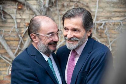 El presidente de Aragón, Javier Lambán (a la izquierda), y el expresidente de Asturias Javier Fernández, antes de un acto en Zaragoza, este miércoles.