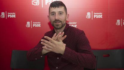 Alberto Torres, nuevo concejal en Santander, en la sede del PSOE en la capital cántabra.