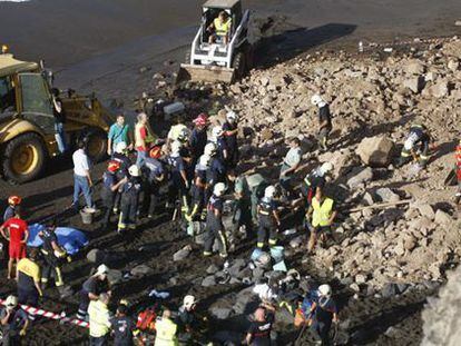 El equipo de rescate busca entre los escombros del desprendimiento en la playa de Los Gigantes