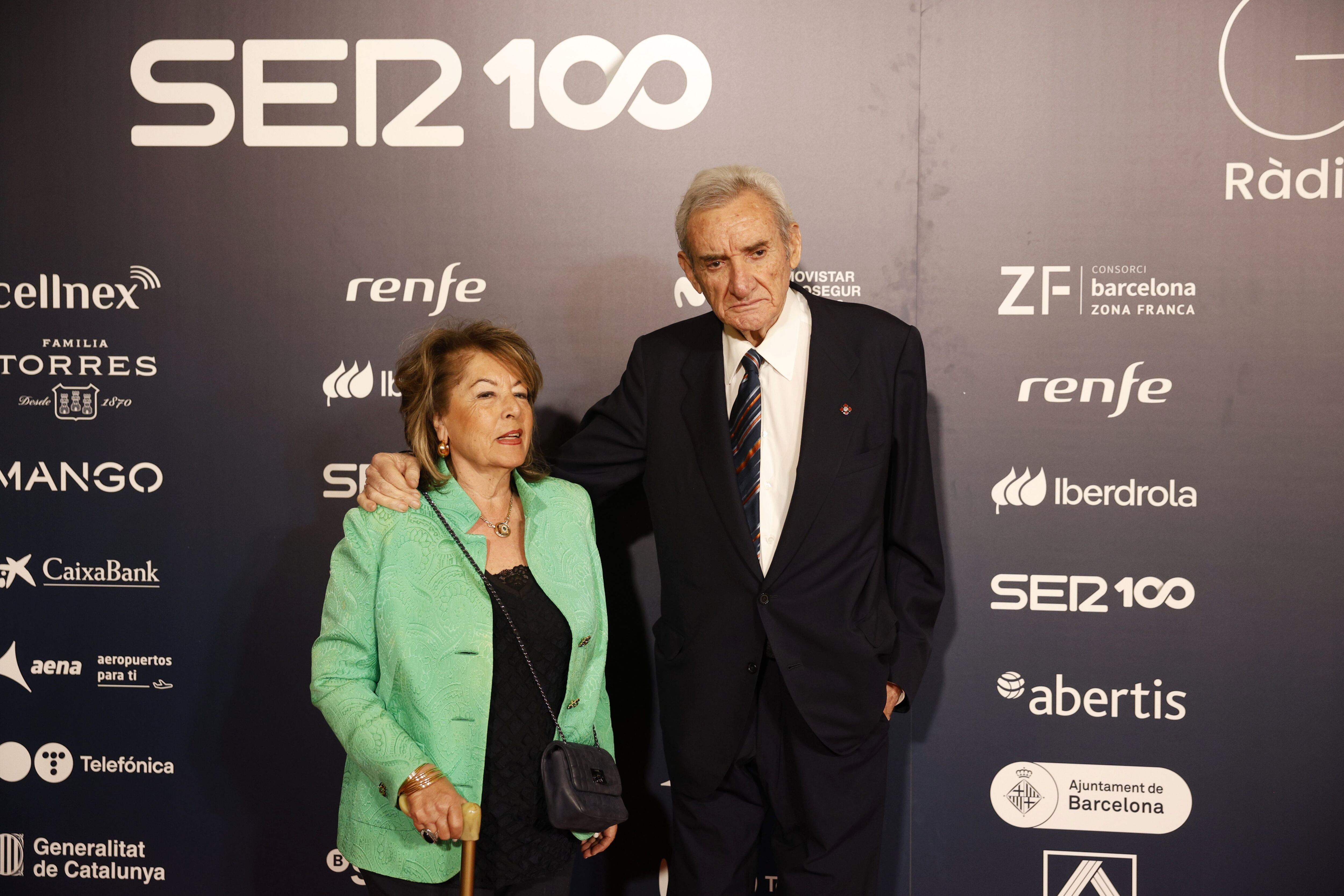 El periodista Luis del Olmo y su esposa, Mercedes González, posan en el 'photocall' antes de la gala. 