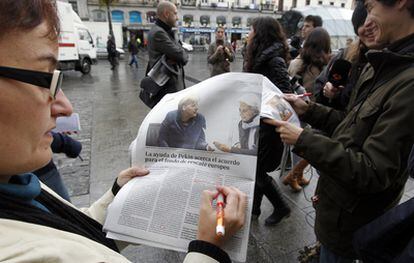 La correctora Ana Doblado revisa un periódico en busca de erratas esta mañana en la madrileña Puerta del Sol.
