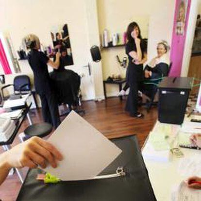 Ingleses votan en una peluquería , usada como centro electoral durante la jornada de elecciones generales que vive el país ayer, jueves