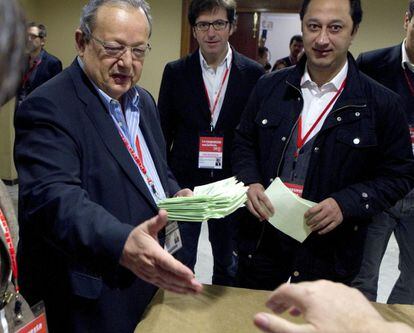 Txiki Benegas entrega en la Comisión Electoral los avales recogidos en nombre del candidato Alfredo Pérez Rubalcaba.