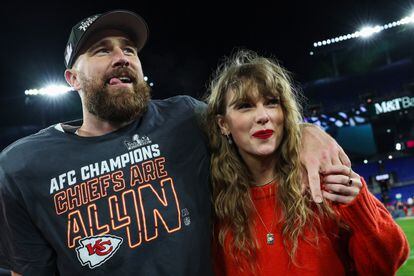 BALTIMORE, MARYLAND - JANUARY 28: Travis Kelce #87 of the Kansas City Chiefs (L) celebrates with Taylor Swift after defeating the Baltimore Ravens in the AFC Championship Game at M&T Bank Stadium on January 28, 2024 in Baltimore, Maryland.  (Photo by Patrick Smith/Getty Images)