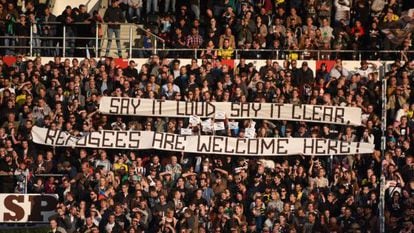 Una pancarta dóna la benvinguda als refugiats durant un partit de futbol a Alemanya.