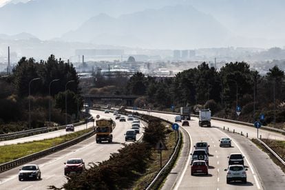 Several cars circulate on the A-66 motorway as it passes through Robledo in the direction of Oviedo. 