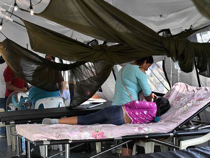 Pacientes con dengue se recuperan en el hospital móvil instalado en Santa Cruz el 9 de marzo de 2023