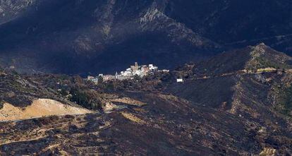El pueblo de Dos Aguas rodeado de montes carbonizados tras los incendios. 