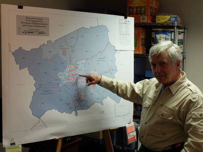 Tom Sullivan muestra el mapa del condado en el que es vicepresidente del Partido Dem&oacute;rcata.