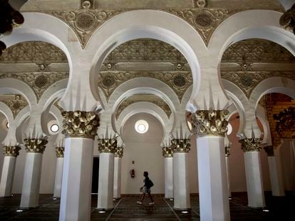 Una turista caminaba por el interior de la sinagoga transformadaen la iglesia Santa María la Blanca (Toledo).