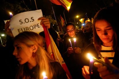 Jóvenes encendían velas durante la manifestación frente a la sede del Parlamento Europeo en Madrid, este jueves. 