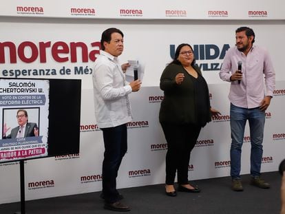 Mario Delgado y Citlalli Hernández durante una conferencia de prensa en abril de 2022.