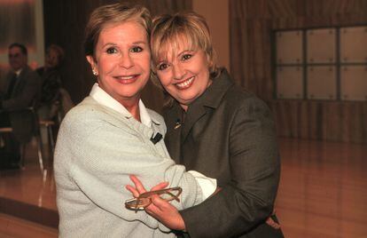 The actress Lina Morgan hugs María Teresa Campos, in 'Día a día', a program broadcast on Telecinco between September 16, 1996 and December 22, 2004. 